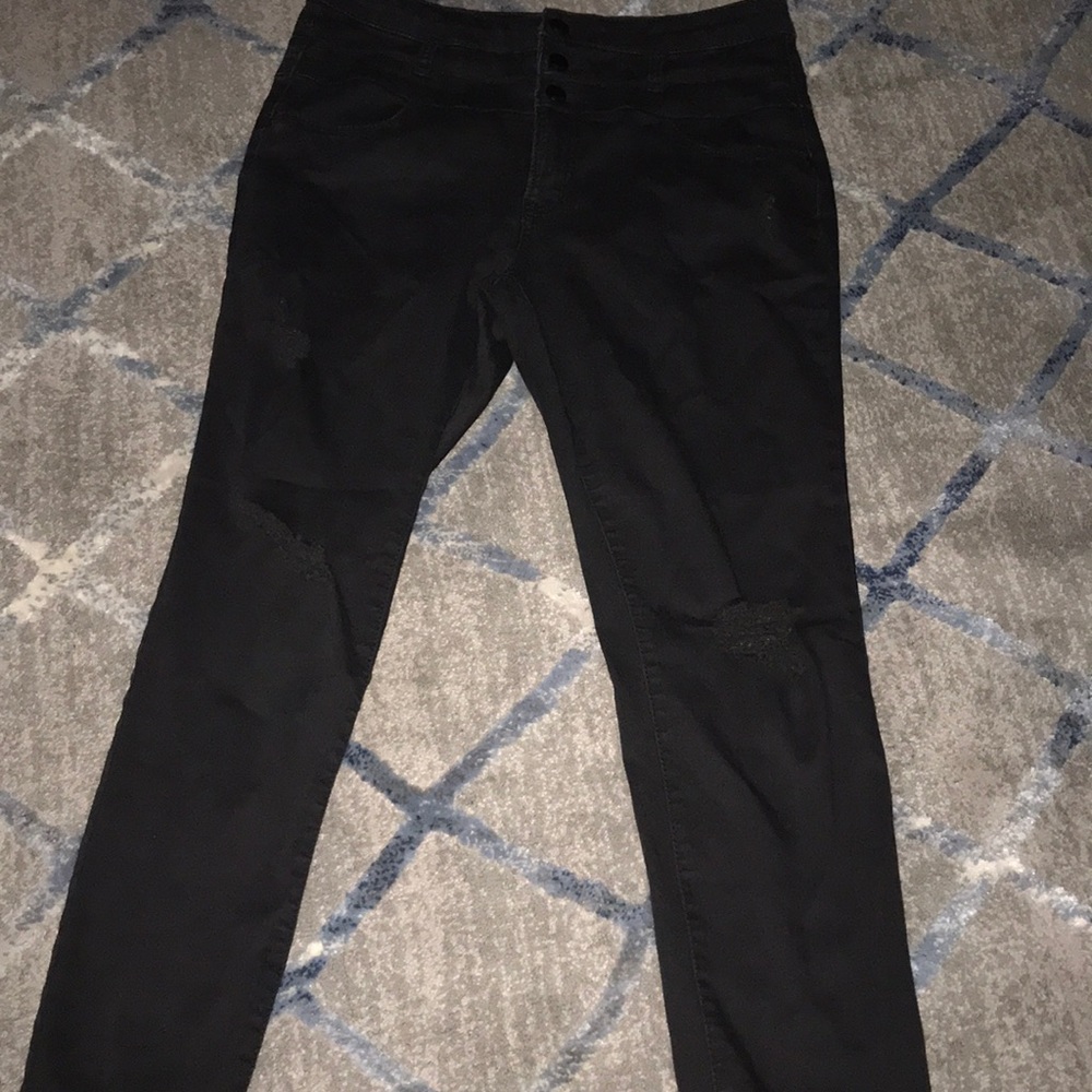 BLACK RIPPED JEANS